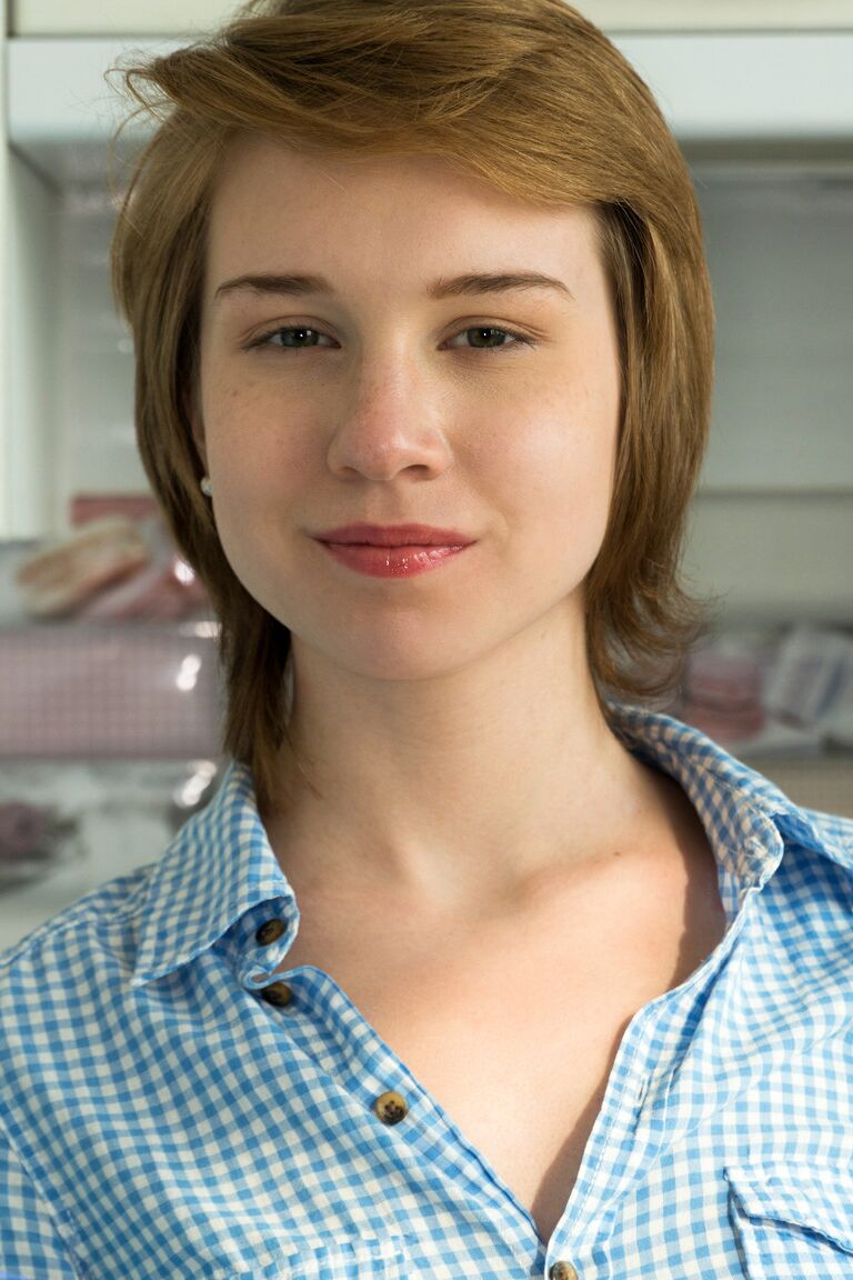 13P Alice Klay, femme au foyer adolescente aux cheveux courts, se déshabille