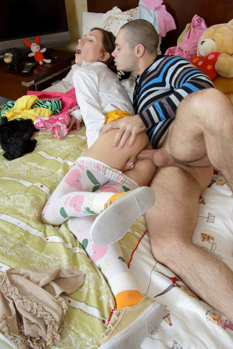 14P Slim adolescente puxa leggings para baixo antes de uma ação hardcore de bunda para boca