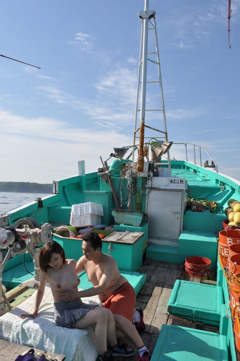 20P L'amatrice japonaise Hinata Serina se laisse séduire et baiser sur un bateau