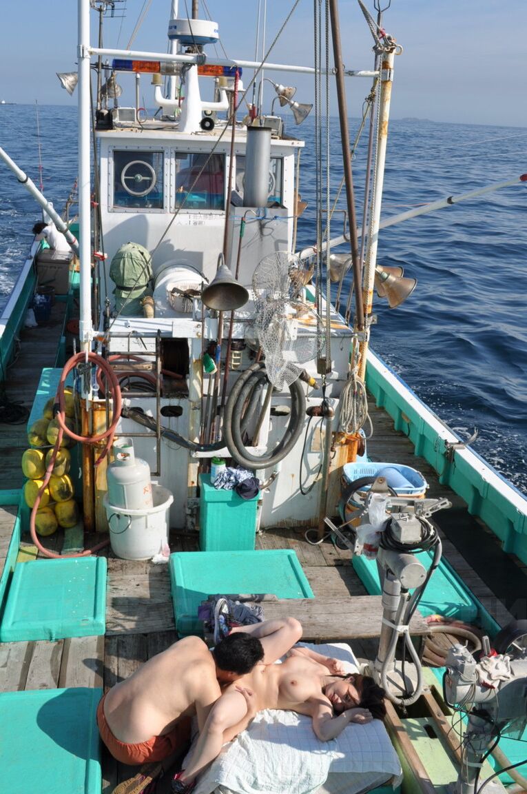 20P L'amatrice japonaise Hinata Serina se laisse séduire et baiser sur un bateau