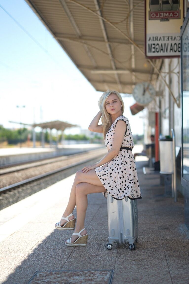 12P La rubia Chloe Toy muestra las bragas bajo la falda mientras pide un paseo