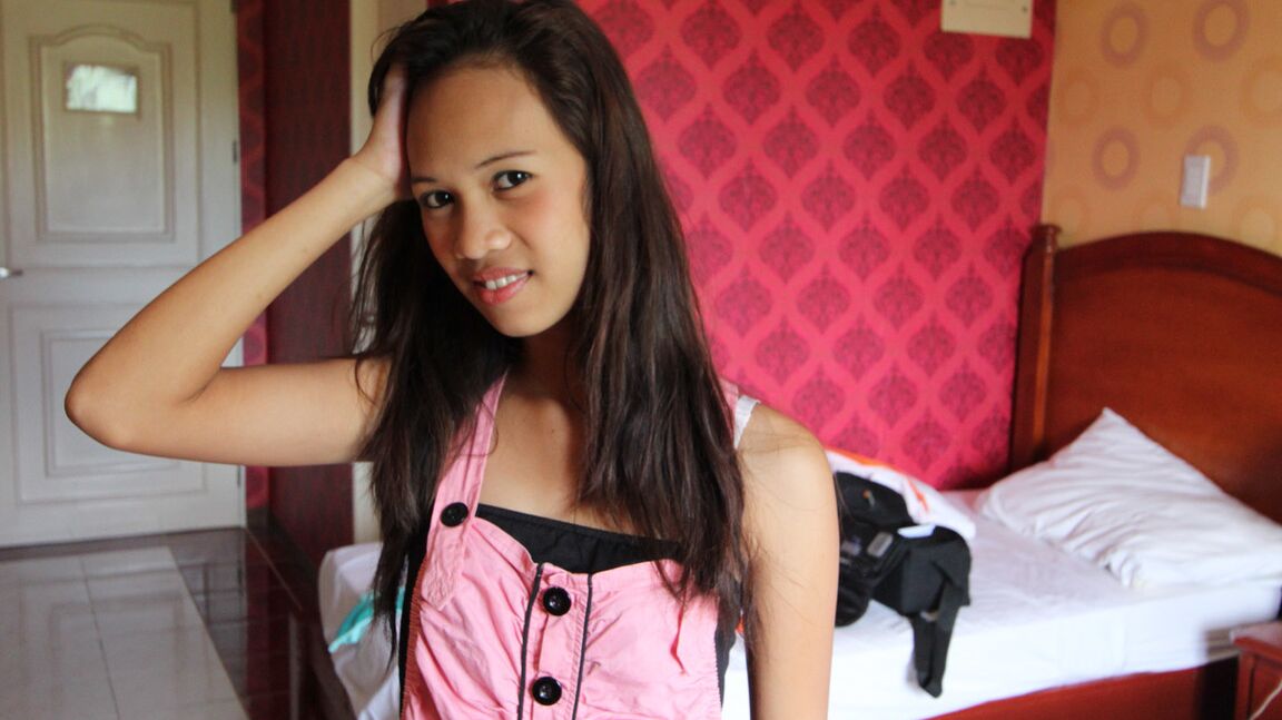 15P Linda adolescente filipina arrisca dinheiro enquanto agrada um turista sexual