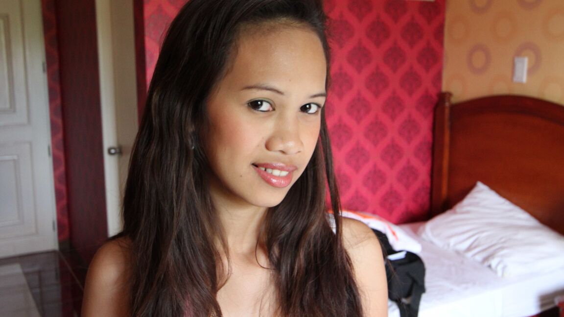 15P Linda adolescente filipina arrisca dinheiro enquanto agrada um turista sexual