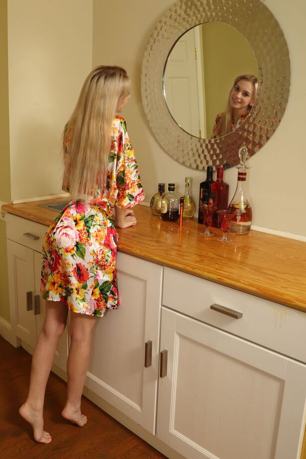 16P La flaca adolescente rubia Chanel Shortcake se mete un plátano en el coño calvo