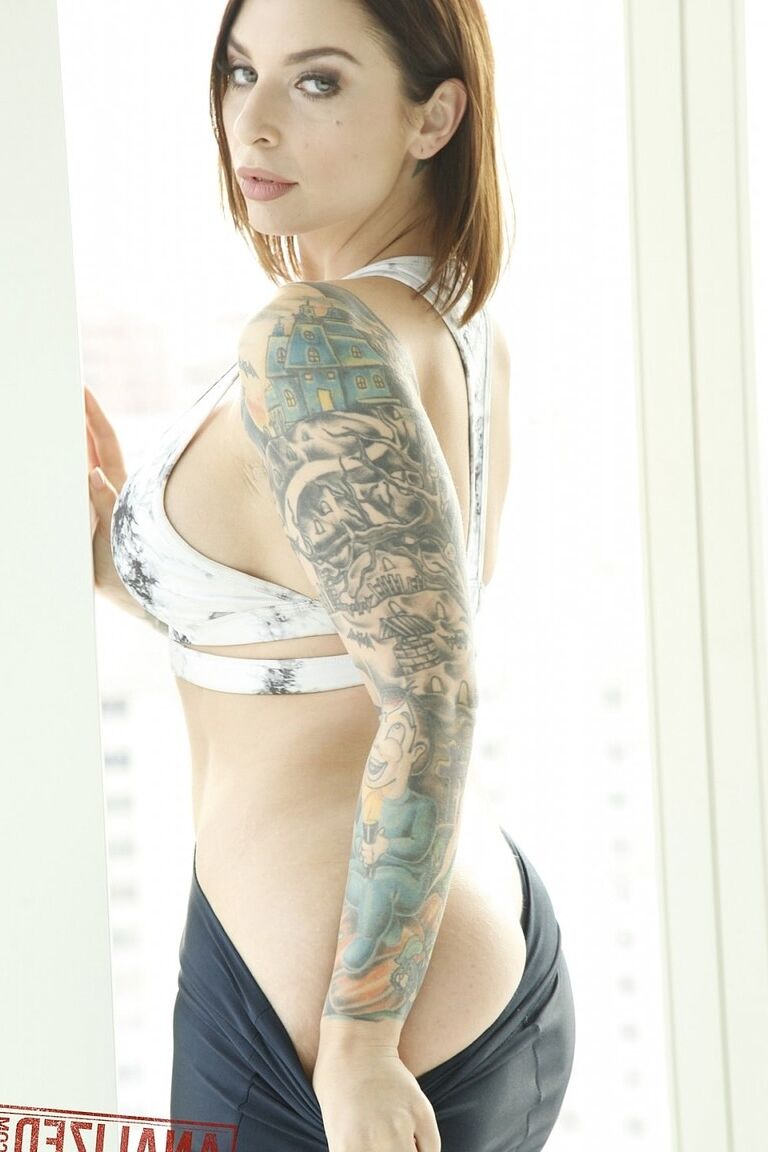 19P A gostosa tatuada Ivy Lebelle mostra seu corpo curvilíneo e estica a bunda