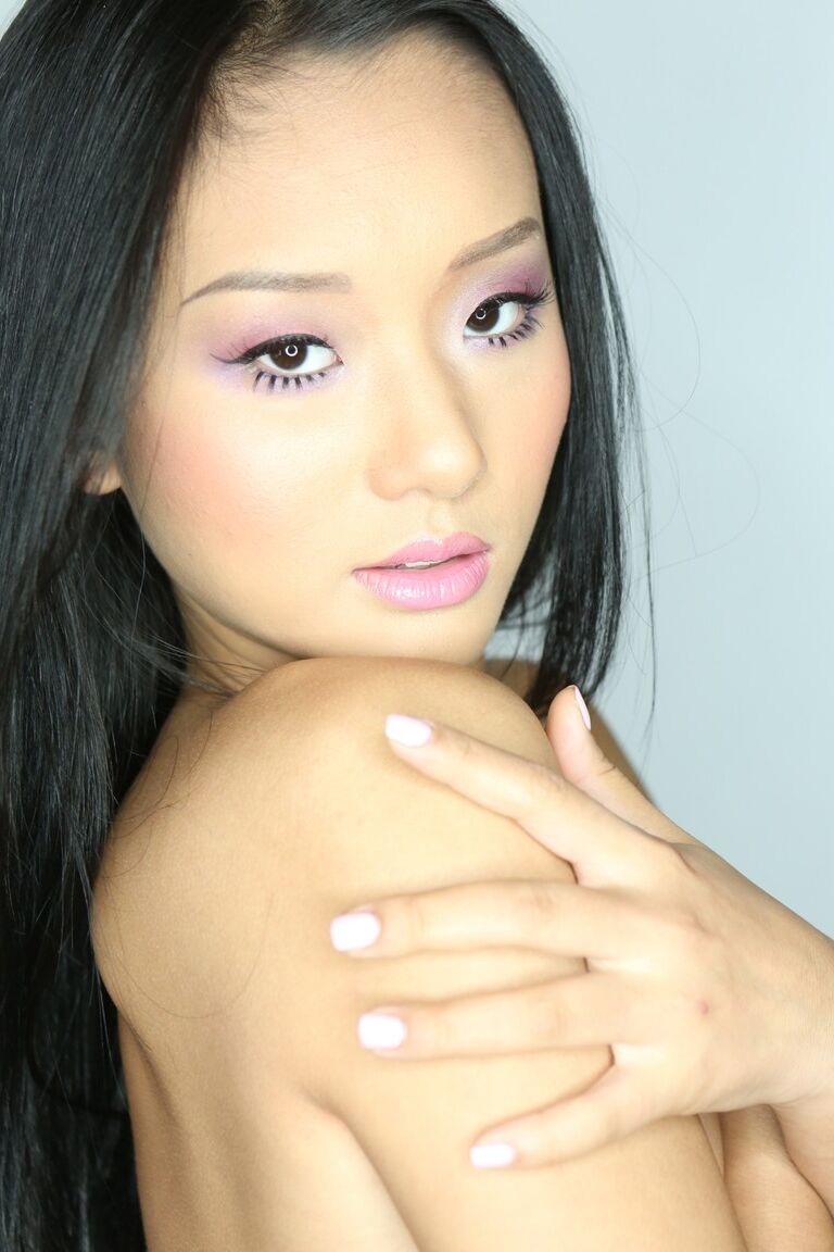 14P Petite Asian Alina Li posa eroticamente em lingerie de renda rosa