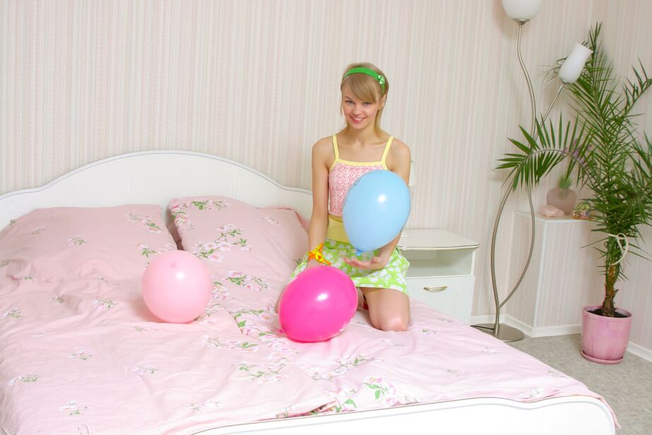 16P La douce jeune Cindy B se met nue sur son lit avec des chaussettes multicolores.