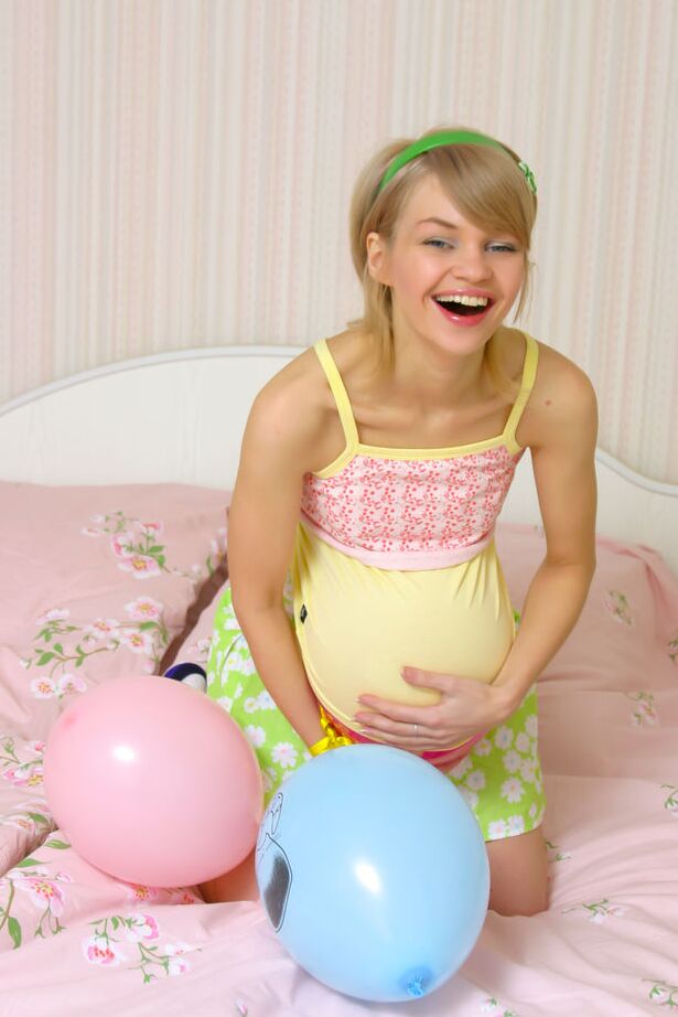 16P La douce jeune Cindy B se met nue sur son lit avec des chaussettes multicolores.