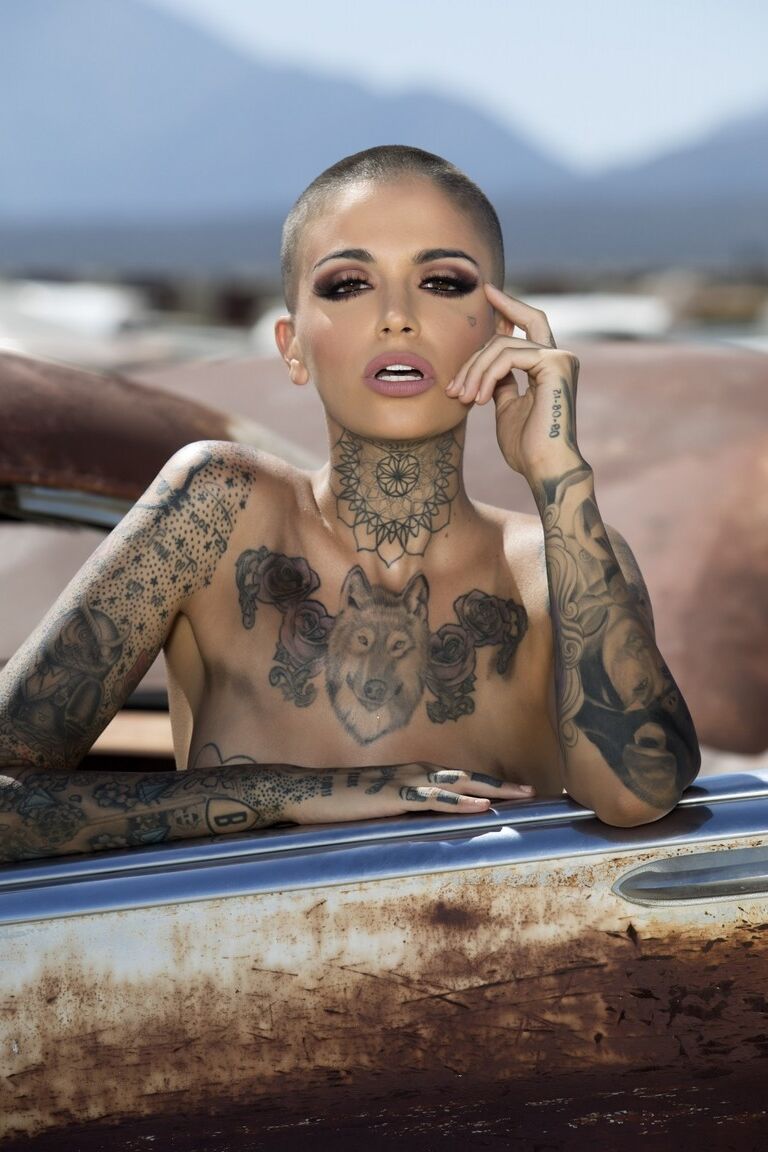 13P Das kahlköpfige, tätowierte Babe Leigh Raven stellt ihre kleinen Brüste zur Schau und posiert nackt im Freien