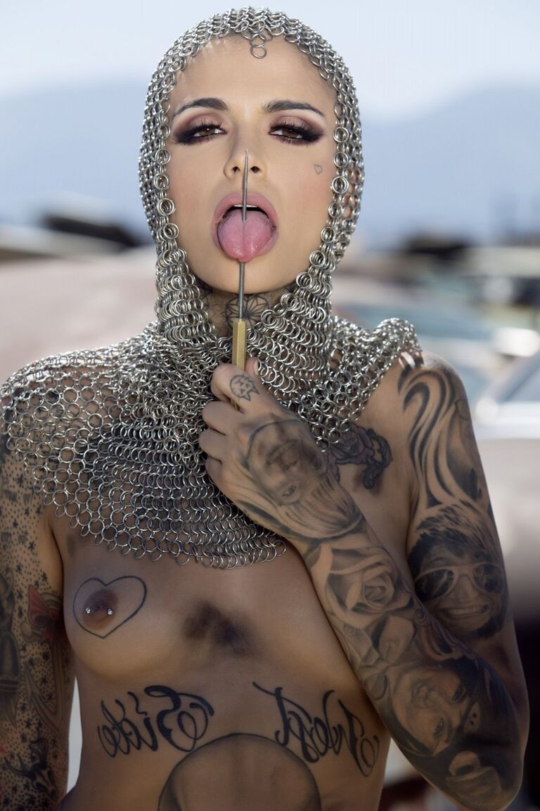 13P Das kahlköpfige, tätowierte Babe Leigh Raven stellt ihre kleinen Brüste zur Schau und posiert nackt im Freien