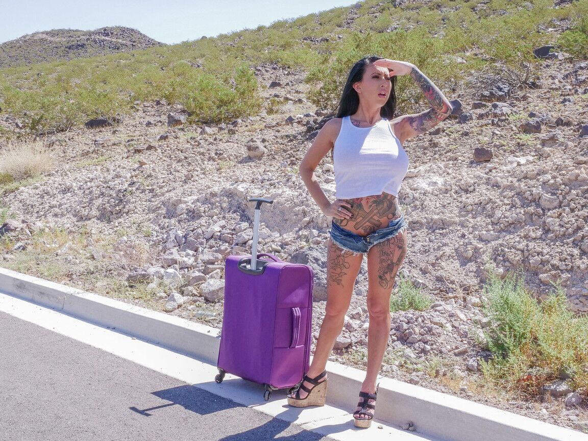 12P As estrelas pornôs peitudas Lily Lane e Anna Bell Peaks compartilham um dong na frente de uma bicicleta