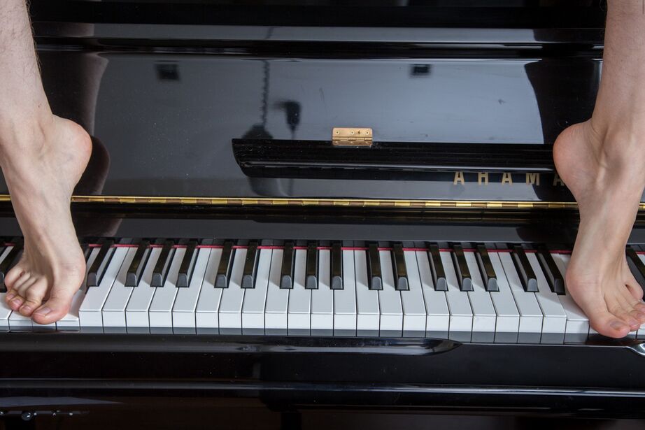 16P Amateur delgada de pelo corto muestra su castor en el banco del piano