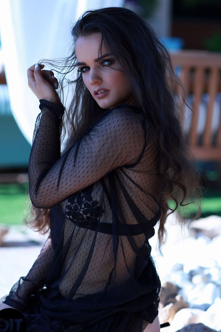 21P La sexy estadounidense Ashley White hace alarde de sus grandes pechos con medias