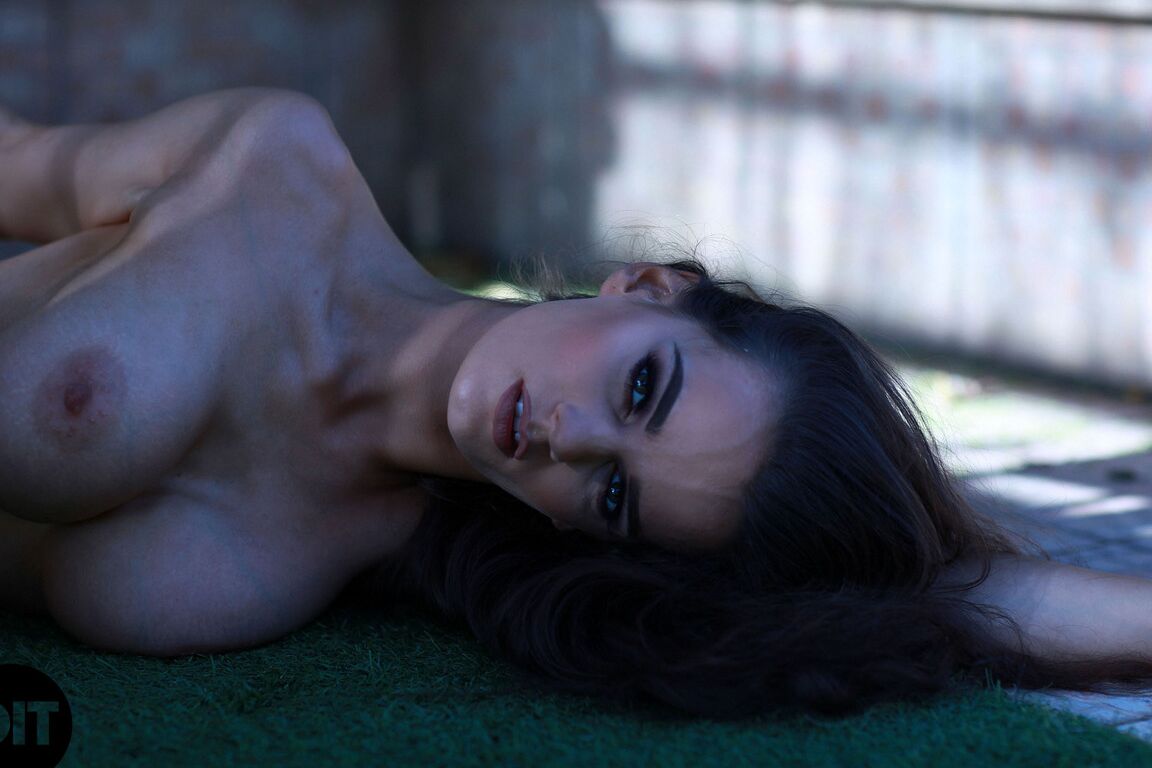21P La sexy estadounidense Ashley White hace alarde de sus grandes pechos con medias