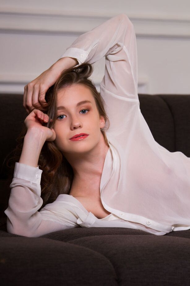 17P La belle jeune mannequin Emily Bloom aux gros seins fermes pose nue à genoux
