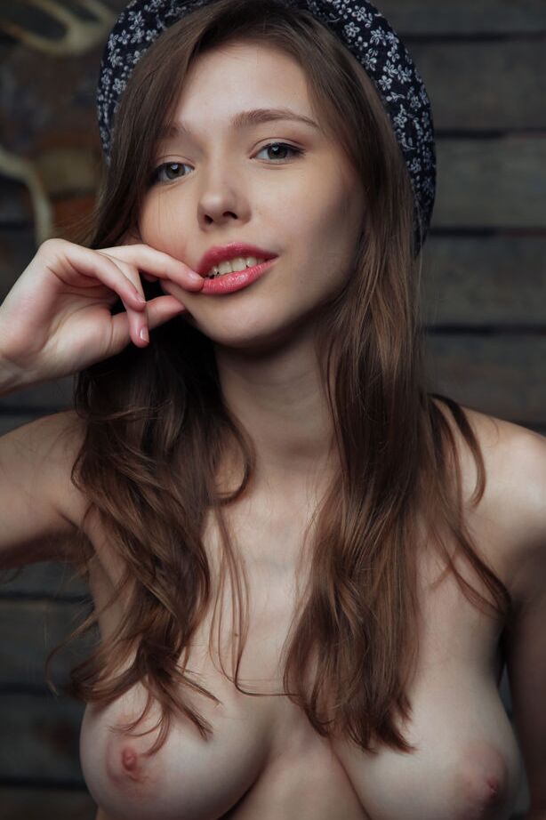 16P Mila, mannequin adolescente nue, exhibe ses gros seins naturels de manière taquine.