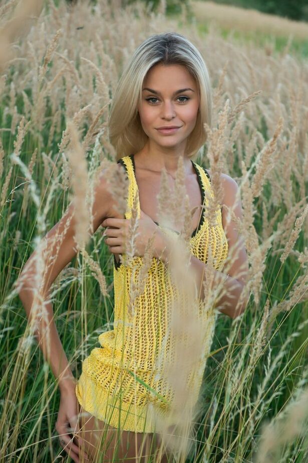 Die 16P schlanke Blondine Taylor zieht sich im Freien aus und spreizt ihre Möse