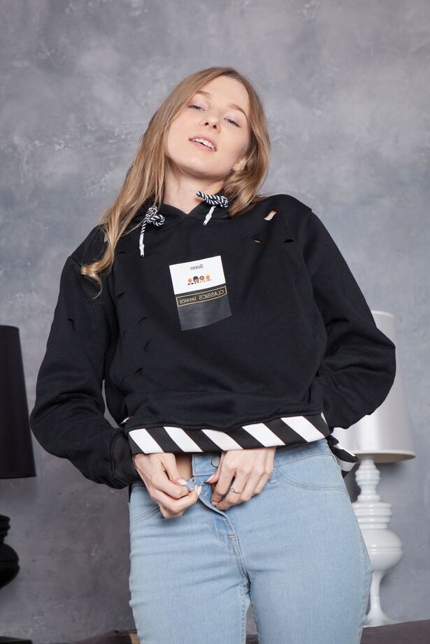 12P A adolescente loira flexível Nimfa faz ótimas poses quando está totalmente nua