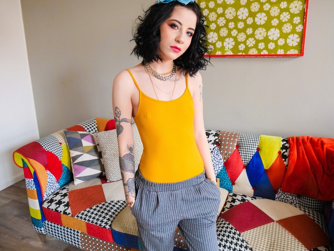 15P A garota tatuada Charlotte Sartre ostenta um ânus aberto depois de uma foda anal forte