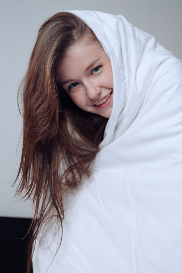 16P Die junge süße Emily Bloom tobt und streckt sich nackt in der Bettdecke