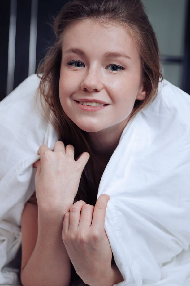 16P Die junge süße Emily Bloom tobt und streckt sich nackt in der Bettdecke