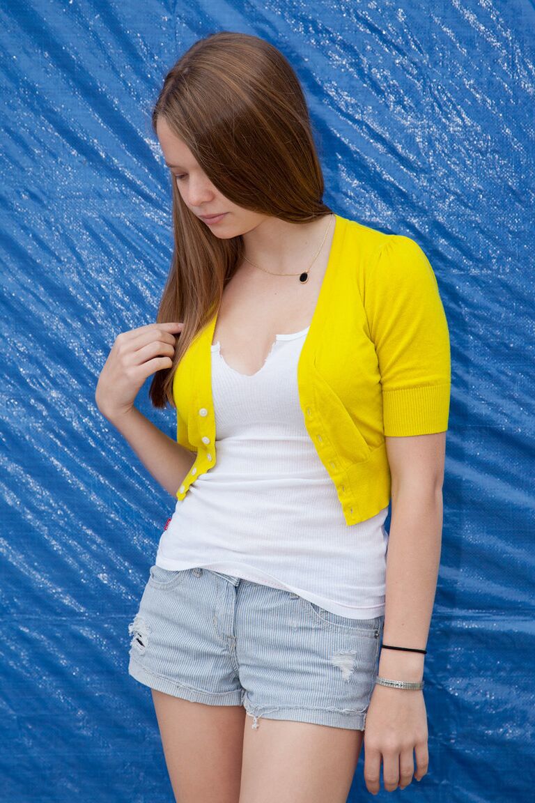 11P La encantadora adolescente canadiense Willow Leland muestra sus piernas desnudas en pantalones cortos
