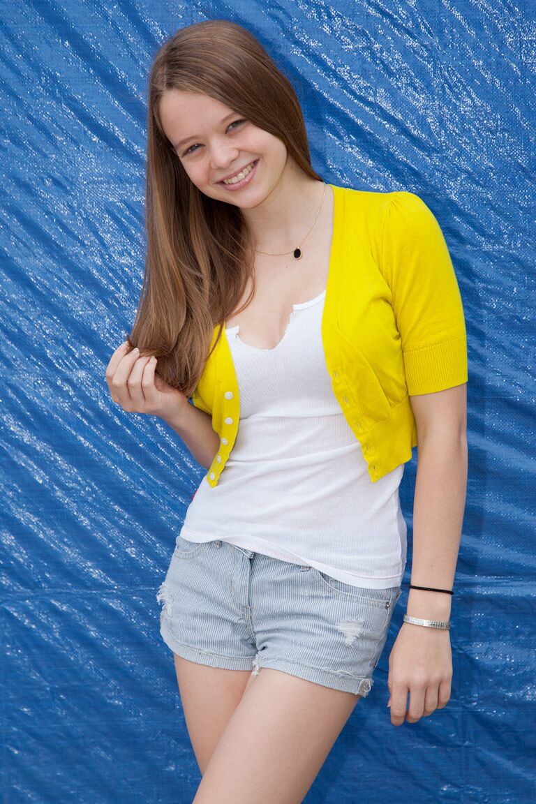 11P La encantadora adolescente canadiense Willow Leland muestra sus piernas desnudas en pantalones cortos