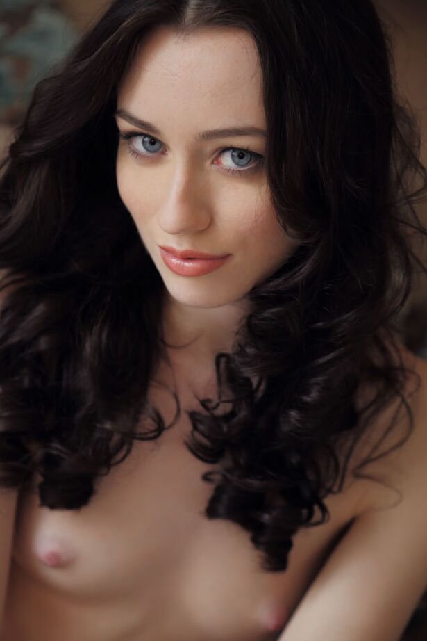 17P La beauté à la peau claire, Zsanett Tormay, prend des poses confiantes alors qu'elle est totalement nue.