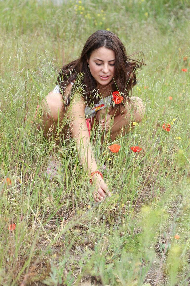 18P La chérie brune Nikki Waine montre ses produits naturels et frotte sa palourde dans la nature