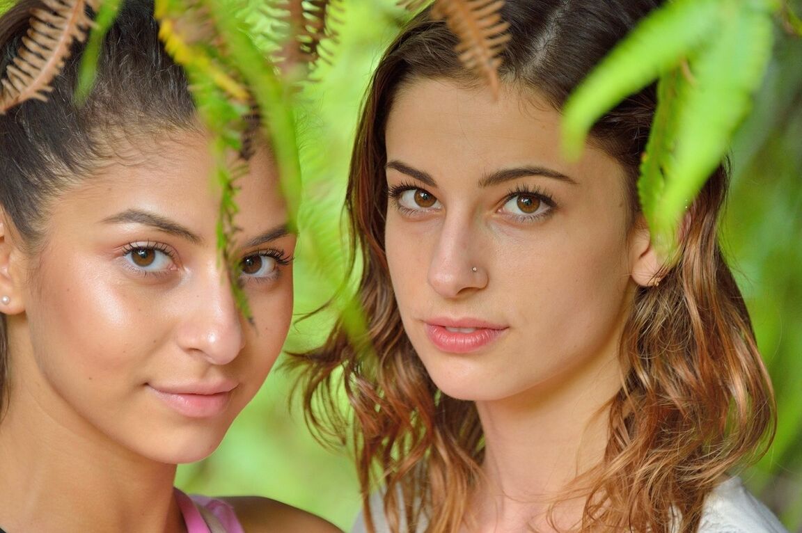 16P Jovencitas de paseo por el bosque descubren que sus lesbianas de corazón