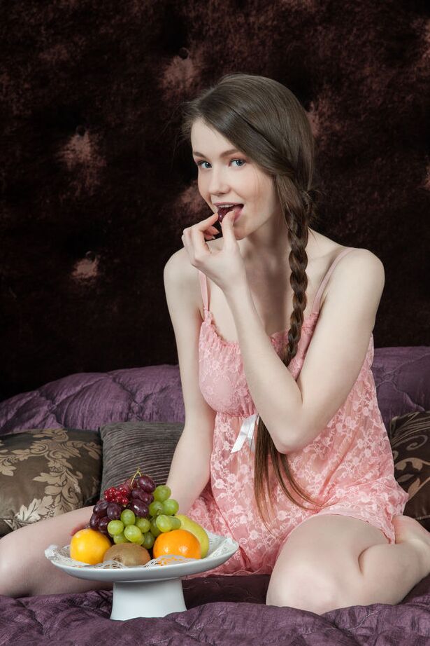 16P La encantadora adolescente Emily Bloom come fruta mientras muestra su sabroso coño