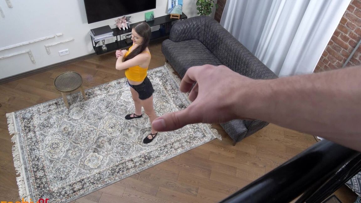 15P La jeune fille Selena reçoit une éjaculation bouche ouverte après une baise