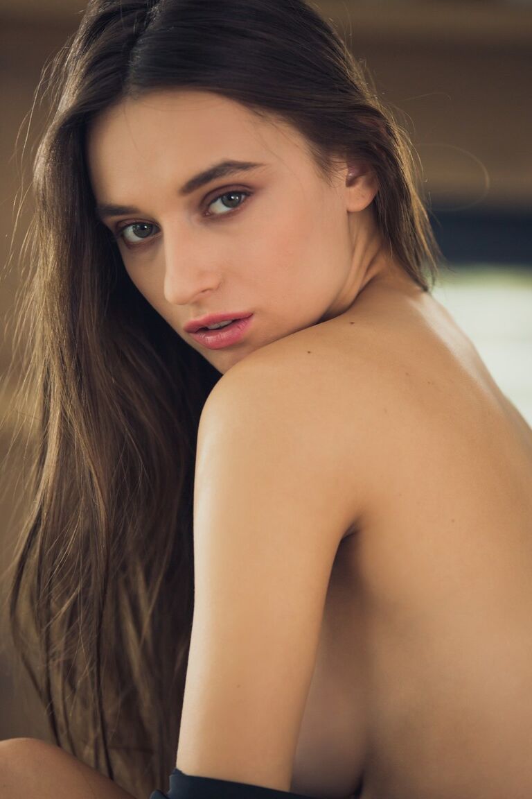10P La séduisante brune Gloria Sol exhibe de manière érotique ses fabuleux seins naturels.