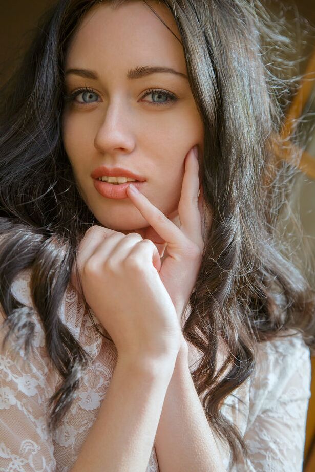 Die 16P erotische Teenagerin Zsanett Tormay zieht ihr Höschen zur Seite und entblößt ihre rosa Muschi
