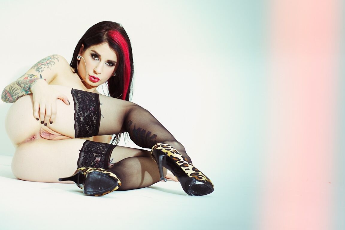 15P A garota tatuada Joanna Angel mostra sua buceta na pista de pouso em meias