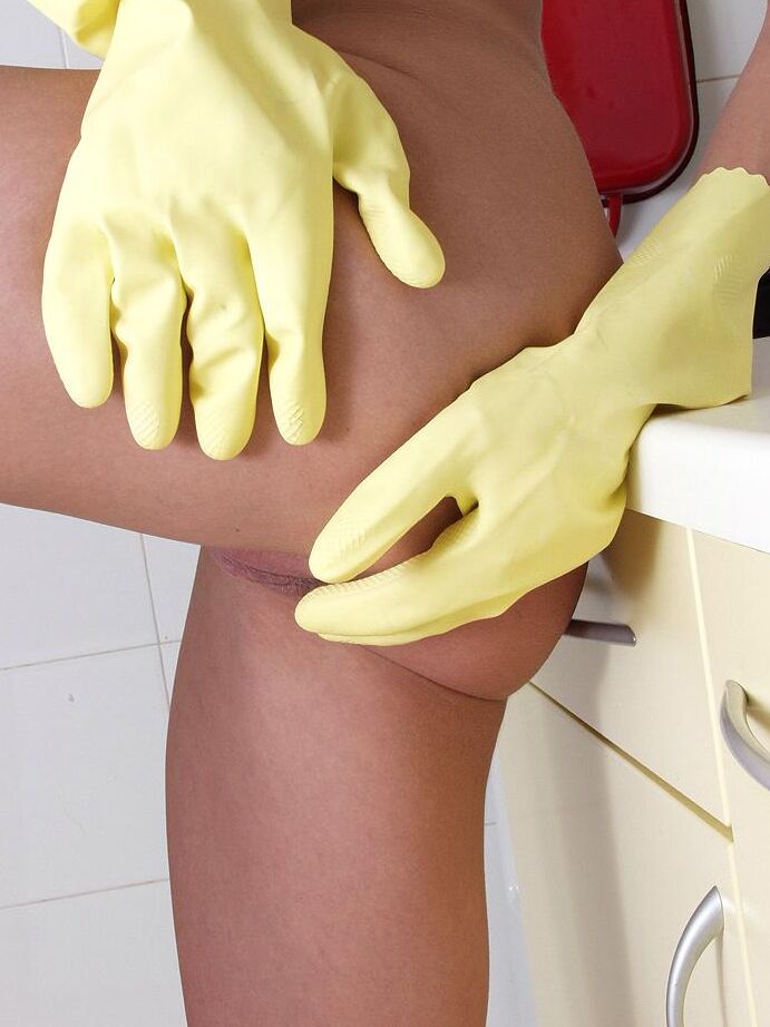 15P A adolescente magra Melinda Vecsey usa luvas de borracha para espalhar sua buceta raspada