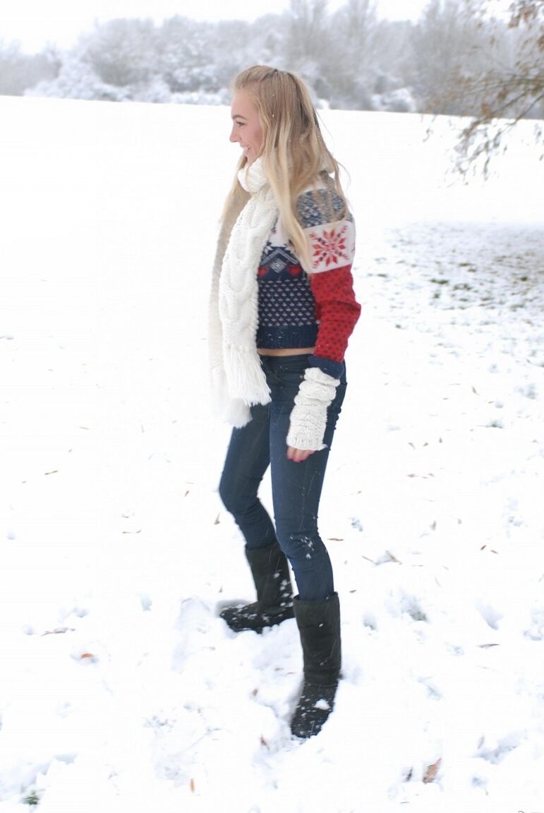 12P Hayley Marie Coppin, fille solo, montre ses seins dans la neige avant de se mettre nue.