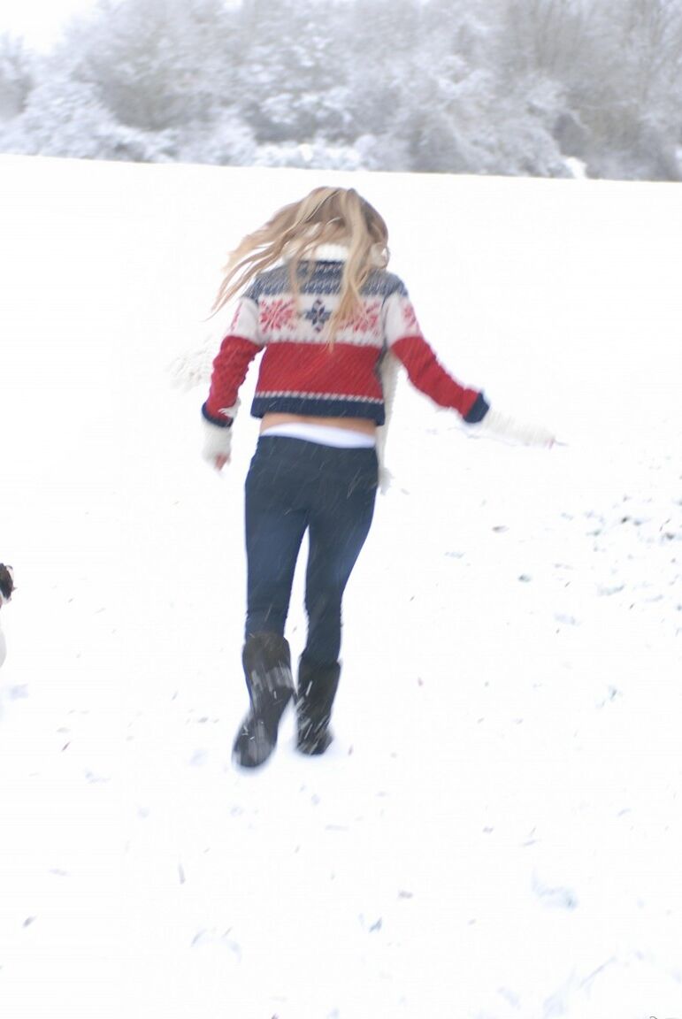 12P Hayley Marie Coppin, fille solo, montre ses seins dans la neige avant de se mettre nue.