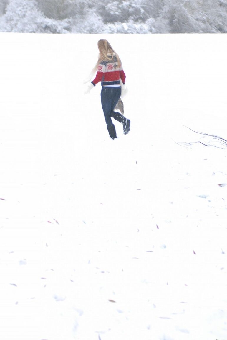 12P Hayley Marie Coppin, fille solo, montre ses seins dans la neige avant de se mettre nue.