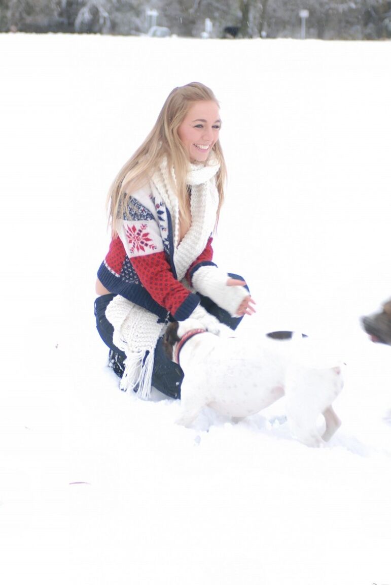 12P Hayley Marie Coppin, fille solo, montre ses seins dans la neige avant de se mettre nue.