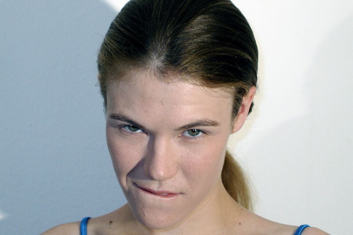 21P Skinny Melissa Ashley deixa seu enteado gozar na boca enquanto se masturba