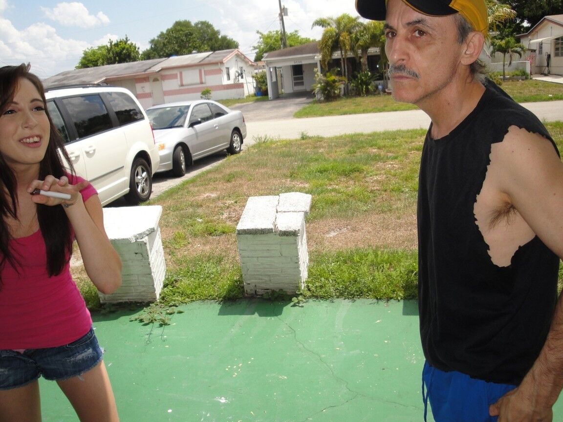 21P A adolescente morena sacanagem de 18 anos, Allison Banks, fode um velho desagradável