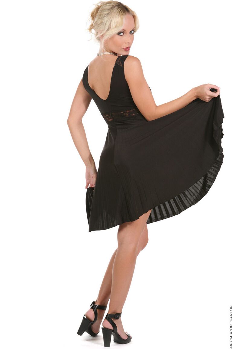 15P A loira gostosa Jana Cova tira o vestido preto e a calcinha fio dental