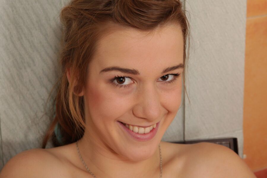 16P Skinny Babe Liz pisst und spielt mit ihren tollen Titten