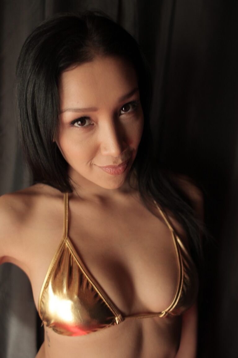17P La belle asiatique Vicki Chase s'exhibe en bikini doré super sexy.