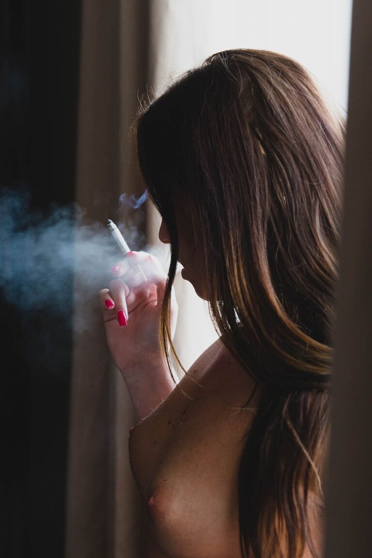 20P La joven española Nata Lee se masturba en medias después de fumar un cigarrillo