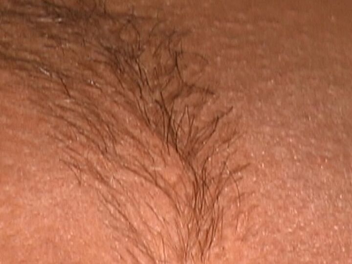 21P La MILF amateur desnuda Lori Anderson chupa y folla una polla curva en el sofá