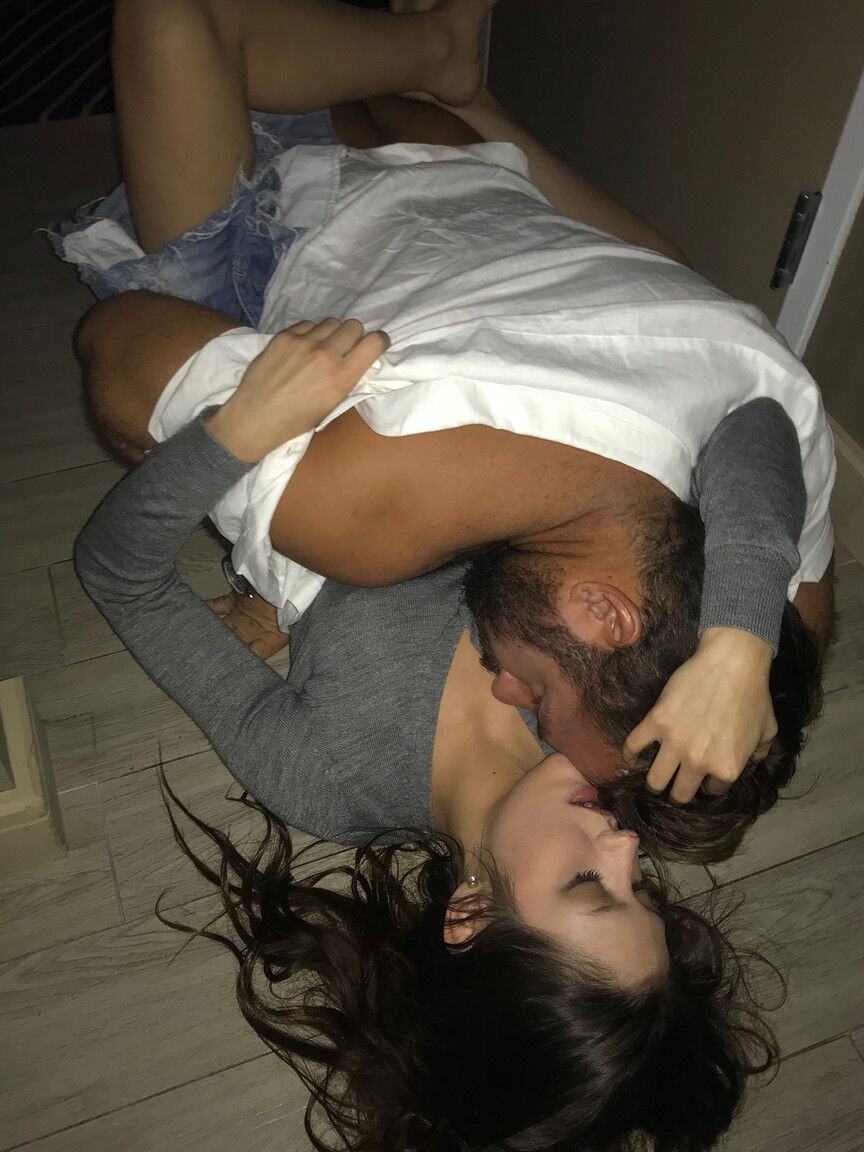 21P, la jeune latina Catalina Ossa se déshabille pour montrer sa délicieuse chatte dans les toilettes publiques.
