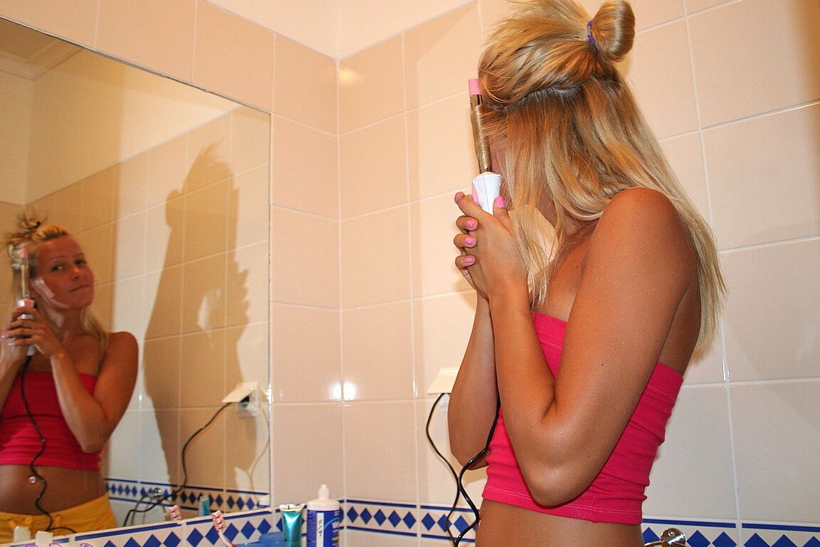17P La joven rubia Sophie Moone se afeita las piernas largas