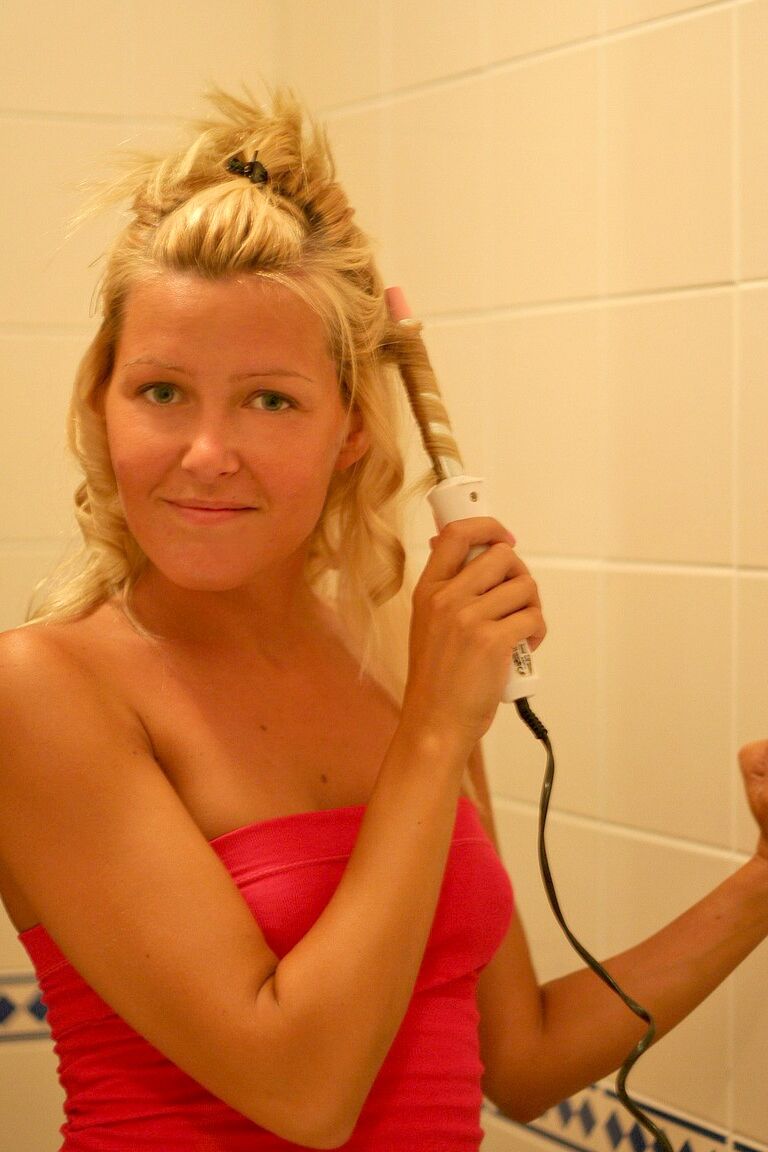 17P La joven rubia Sophie Moone se afeita las piernas largas